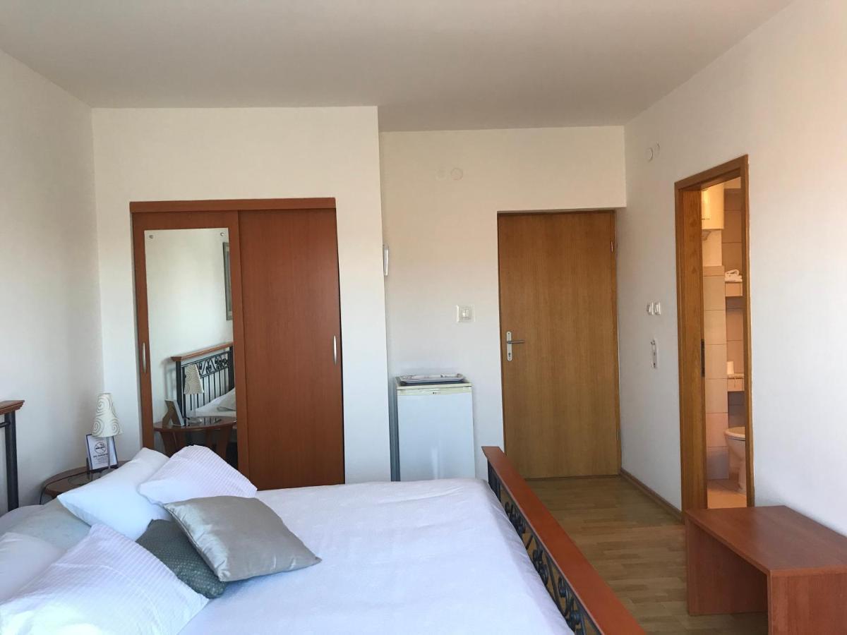 Pink Inn Подстрана Екстер'єр фото