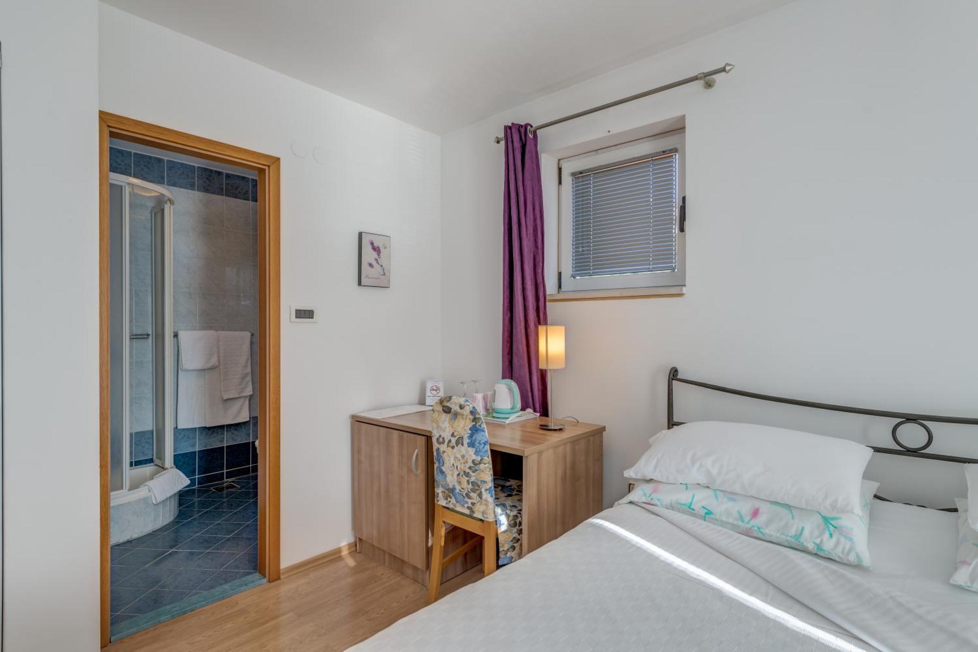 Pink Inn Подстрана Екстер'єр фото