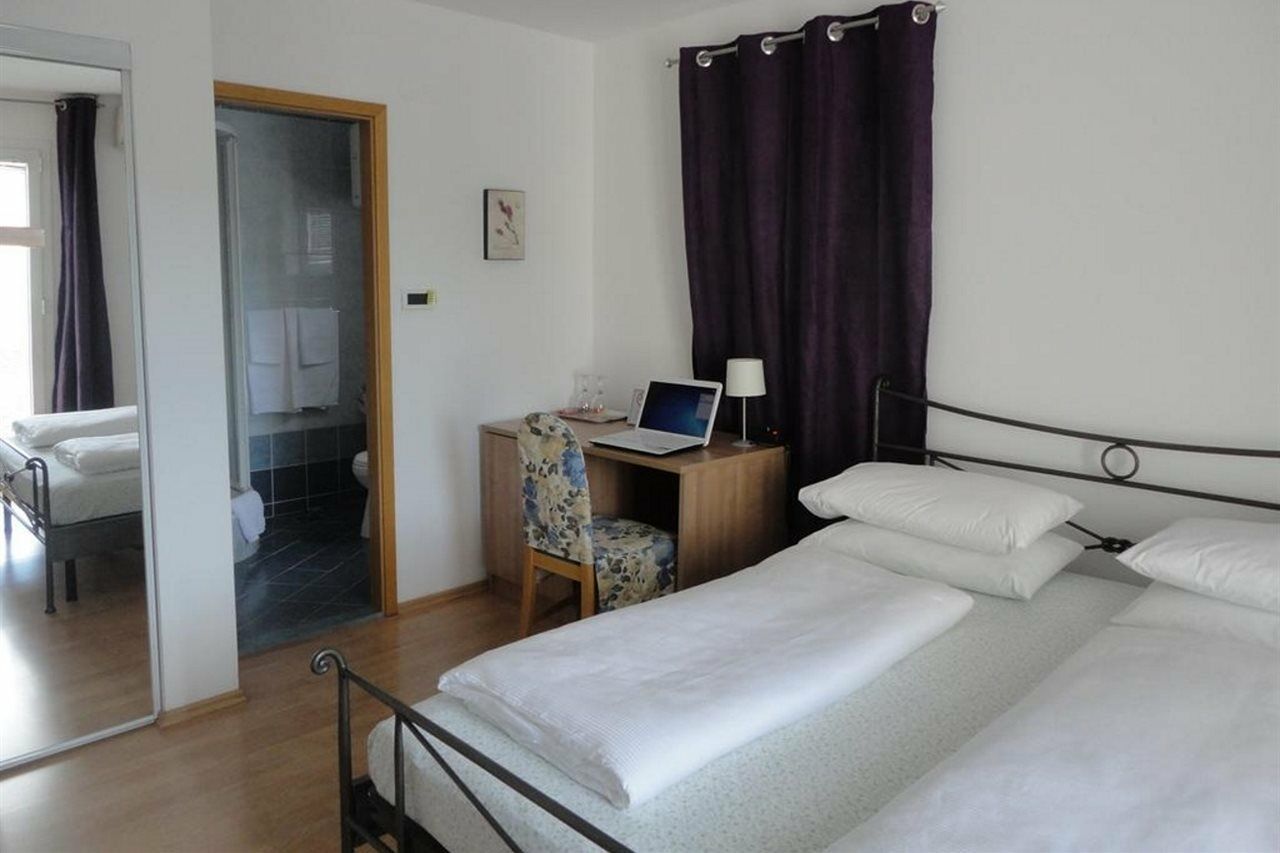 Pink Inn Подстрана Екстер'єр фото